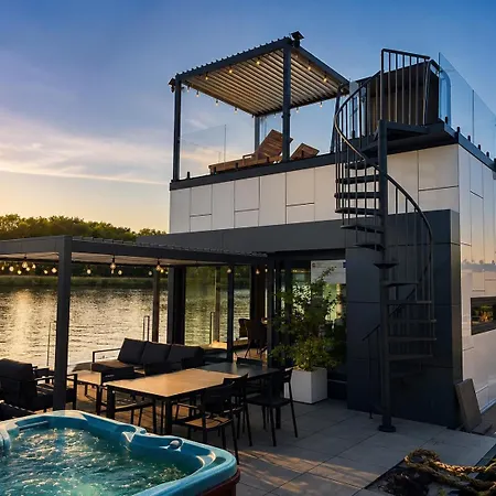 Dom Na Wodzie Z Jacuzzi I Sprzetem Wodnym, Szczerbata Pirania * Dziwnów