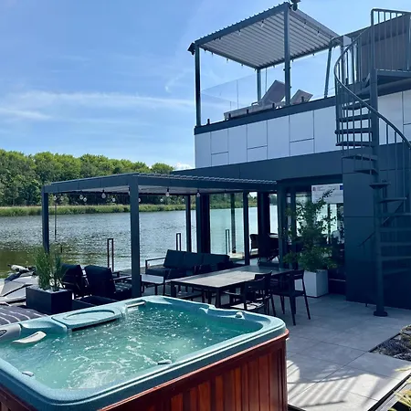 Dom Na Wodzie Z Jacuzzi I Sprzetem Wodnym, Szczerbata Pirania Prázdninový dům *