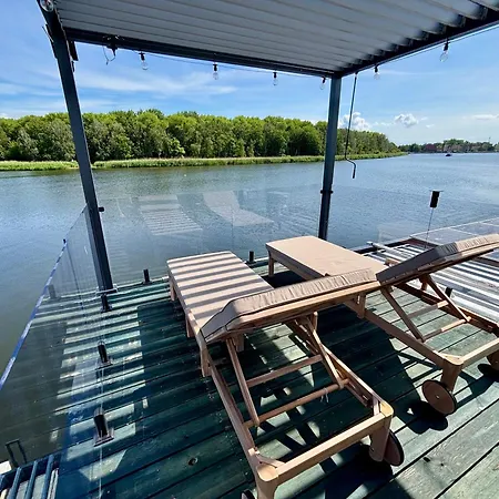 Dom Na Wodzie Z Jacuzzi I Sprzetem Wodnym, Szczerbata Pirania * Dziwnów